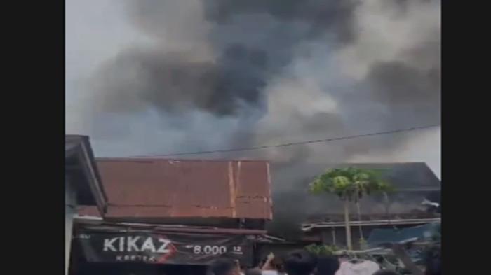KEBAKARAN - Kebakaran terjadi di Boom Baru tepatnya di Lorong Manggar, Palembang, Sumatera Selatan, pada Minggu (1/3/2026).