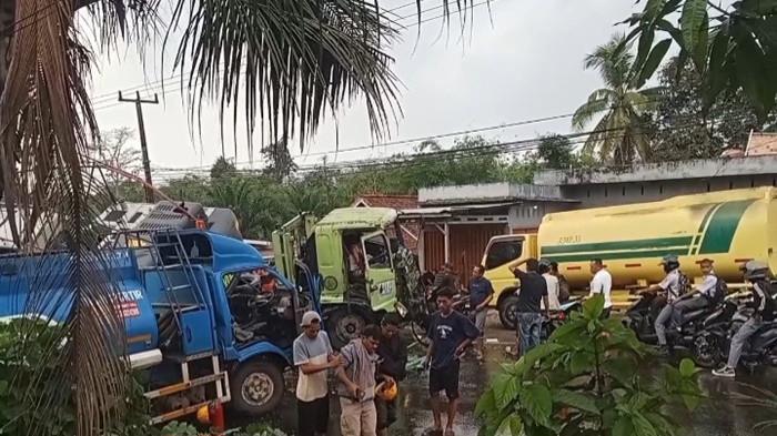 KECELAKAAN -- Sejumlah truk pengangkut alat berat dengan dua truk tangki yang terlibat lakalantas di Desa Lubuk Lancang Kecamatan Suak Tapeh Banyuasin, Rabu (10/6/2026). Kecelakaan mengakibatkan kemacetan panjang di lokasi kejadian.