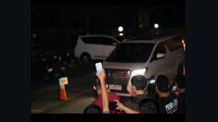 MOBIL ALPHARD DISITA - Kejaksaan Tinggi (Kejati) Sumatera Selatan menyita satu unit mobil Alphard nopol B 2451 KYR Anggota DPRD Muara Enim, Kholizol Tamhulis setelah terjaring operasi tangkap tangan (OTT) terkait dugaan suap.