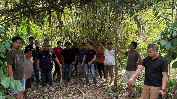 OLAH TKP - Kapolsek BTS Ulu, AKP Fauzan Aziman bersama anggota dan warga saat mendatangi TKP pembacokan yang berujung tewasnya seorang warga Desa Sungai Naik Kecamatan BTS Ulu, Musi Rawas.