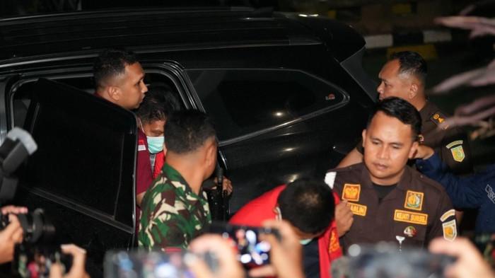 TERKENA OTT : Anggota DPRD Kabupaten Muara Enim inisial KT bersama anaknya RA terkena OTT saat tiba di gedung Kejati Sumsel, Rabu (18/2/2026) malam.