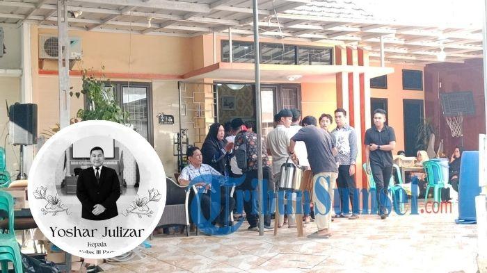 RUMAH DUKA - Suasana rumah duka menyelimuti keluarga Kepala Lapas Kelas III Pagar Alam, Yoshar Julizar di jalan komplek perumahan Bunga Indah Residence, jalan Lubuk Kawah blok A03 Kec. Sukarami, Kota Palembang, Sumatera Selatan pada Sabtu (20/12/2025).