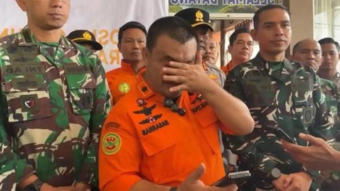 KECELAKAAN PESAWAT - Kepala Seksi Operasi dan Siaga Kantor Pencarian dan Pertolongan Kelas A Makassar Andi Sultan mengusap air mata usai menahan tangis haru saat menyampaikan update laporan operasi SAR kecelakaan pesawat ATR 42-500 hari ketujuh, Jumat (23/1/2026). (HO/Humas Kantor SAR Makassar)