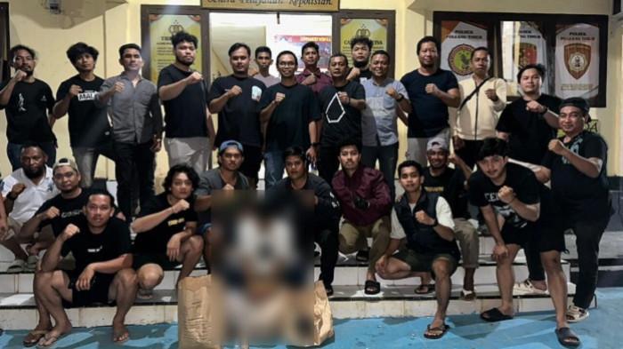 PENANGKAPAN PELAKU PEMBUNUHAN - Kepolisian Resor (Polres) Bombana mengamankan S, pelaku pembunuhan ibu rumah tangga inisial J, Sabtu (4/10/2025). J menjadi korban dugaan pembunuhan di Dusun Lemboea 1, Desa Rompurompu, Kecamatan Poleang Utara, Kabupaten Bombana, Provinsi Sulawesi Tenggara, Selasa (30/9/2025). (Istimewa)