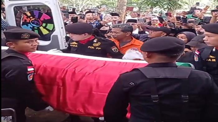 PEMAKAMAN ALEX NOERDIN -- Dibalut bendera merah putih, jenazah Alex Noerdin tiba di pemakaman keluarganya di TPU Kebun Bunga Palembang, Kamis (26/2/2026). Ribuan pelayat termasuk para pejabat dan mantan pejabat terlihat hadir.