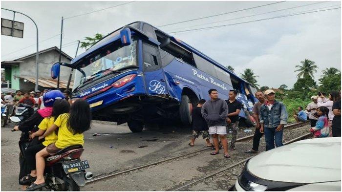 Kesaksian Sopir Bus Putra Remaja Dihantam KA Babaranjang, Sadar Saat Dengar Klakson