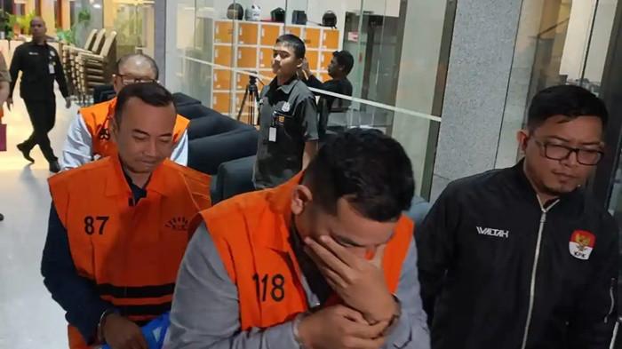KASUS BEA CUKAI - Rizal dan empat tersangka lainnya keluar dari lobi gedung dengan mengenakan rompi oranye dan tangan diborgol tepat pukul 01.40 WIB. Ketiga oknum pejabat Bea Cukai itu mendapat setoran rutin dari PT Blueray Cargo (BR) sebesar Rp 7 miliar per bulan yang ingin barang-barangnya masuk tanpa lewat pengecekan.