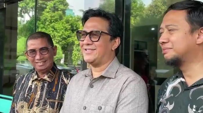 IKRAR TALAK ANDRE TAULANY - Komedian Andre Taulany seusai membacakan ikrar talak terhadap Rien Wartia Trigina di Pengadilan Agama Jakarta Selatan, Rabu (3/12/2025).. Andre Taulany akhirnya ucap talak cerai ke Erin.