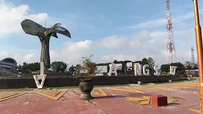 Tugu Parameswara Palembang Memprihatinkan, Sampah Hingga Huruf di Tulisan 'Jakabaring' Banyak Hilang