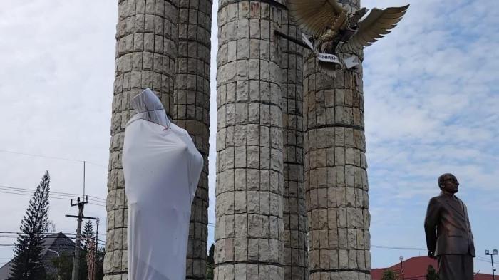 Kondisi patung Bung Karno yang rusak saat ditutupi kain putih