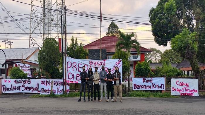 GELAR AKSI -- Aliansi Pemuda dan Mahasiswa Kota Pagar Alam melakukan aksi depan Kantor Pos Kota Pagar Alam, Minggu (5/4/2026). Aksi ini dilakukan sebagai bentuk protes atas penetapan status tersangka terhadap wanita yang melapor menjadi korban pelecehan oleh oknum kepala Kantor Pos Pagar Alam berinisial UB (35).