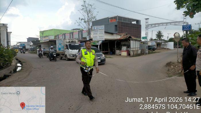 OLAH TKP - Polisi Saat Melakukan Olah TKP. Kronologi Kecelakaan Maut di Talang Jambe Palembang, Pemotor Wanita Tewas Tertabrak Truk