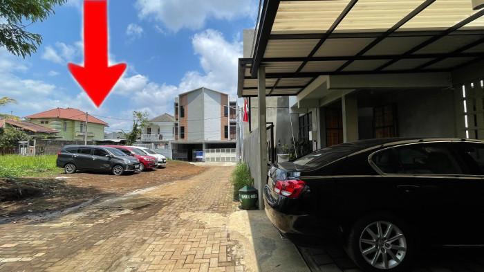 RUMAH YAI MIM - Lahan jalan yang jadi pemicu konflik berada di depan rumah Yai Mim, cukup luas beberapa mobil terparkir, dari posisinya, lahan itu lebih dekat dengan rumah Yai Mim dibandingkan rumah Sahara.