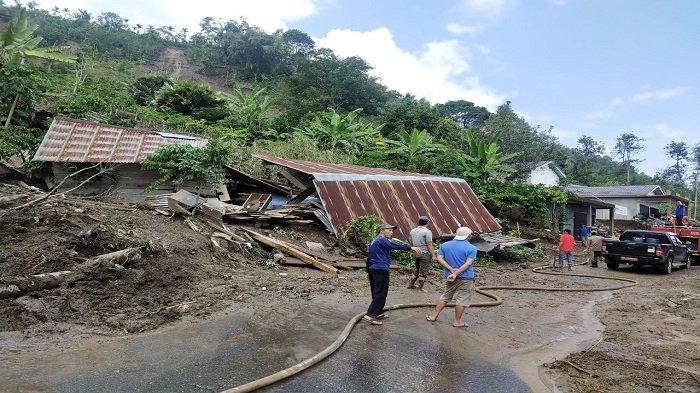 Longsor di Desa Villa OKU Selatan,Suratno Gendong Anak Balita Jauhi Rumah