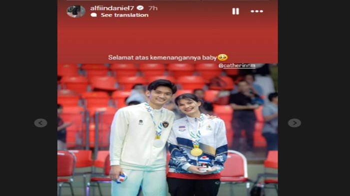 RAIH MEDALI : Atlet voli Indonesia Alfin Daniel mesra dengan sang kekasih MCentee Catherine asal Thailand