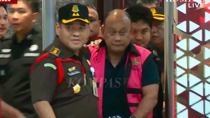RESMI DITAHAN- Mantan Kepala Badan Gizi Nasional (BGN), Dadan Hindayana keluar dari Gedung Bundar Kejagung sekitar pukul 17.10 WIB dengan pengawalan ketat.