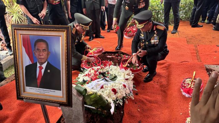PEMAKAMAN - Pemakaman Ryamizard Ryacudu di Taman Makam Pahlawan Nasional Utama (TMP) Kalibata, Jakarta, pada Senin (1/6/2026). Mantan Menteri Pertahanan (Menhan) RI, Jenderal TNI(Purn) Ryamizard Ryacudu meninggal pada Minggu (31/5/2026), setelah berjuang melawan penyakit komplikasi