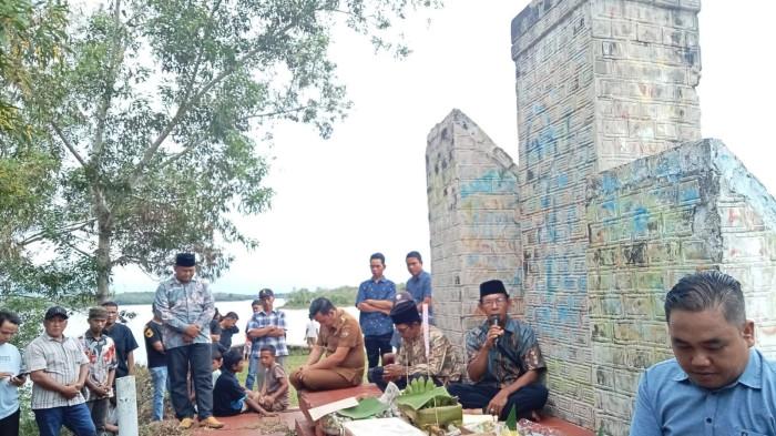 Mengenal-Larung-Telaga-Tradisi-Warga-Sugihwaras-Musi-Rawas-Digelar-di-Muharram-di-Danau-Gegas.jpg