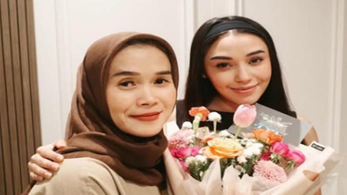 IBUNDA LULA BERDUKA - Potret Lula Lahfah (kanan) dan sang ibunda semasa hidup. Mengenal sosok Tatu Yulyanah, ibunda Lula Lahfah yang masih terpukul atas kematian putri tercintanya. Tatu berusia 53 tahun dikenal pengusaha Risol