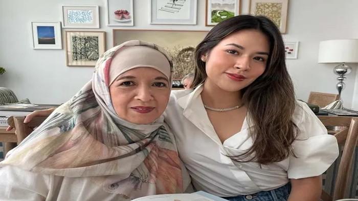 MENINGGAL DUNIA- Mengenang Ria Mariaty, ibunda Raisa Adriana dikabarkan meninggal dunia di usianya 65 tahun karena penyakit kanker paru-paru pada Sabtu, (29/11/2025)