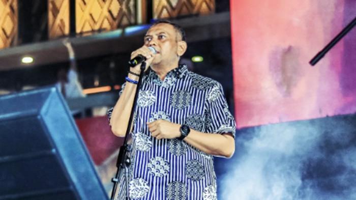 MENINGGAL DUNIA - Vokalis band Element, Lucky Widja meninggal dunia di Rumah Sakit Halim, Jakarta Timur, pukul 22.26 WIB, pada Senin (26/1/2026). Lucky meninggal akibat tuberkulosis ginjal. Semasa hidup, ia mengaku sering pingsan tak sadarkan diri setiap setelah makan.