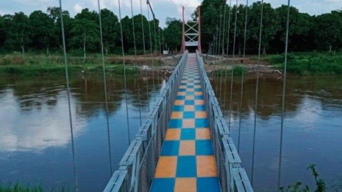 Menikmati Keindahan Jembatan Gantung Warna-warni di OKI, Hubungkan Taman Beladas dan Rumah Limas