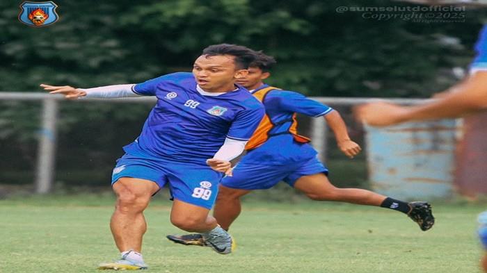 SIAP BERTANDING -- Rachmad Hidayat dalam sesi latihan Sumsel United. Rachmad Hidayat yang sempat absesn karena cidera kini bersiap kembali ke lapangan dan akan menghadapi mantan timnya, PSMS Medan di Stadion Gelora Sriwijaya Jakabaring Palembang pada Senin (24/11/2025) sore.