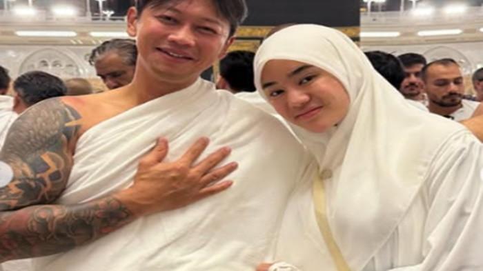BONGKAR SUAMI SELINGKUH - Potret Clara Shinta dan suaminya, Alexander Assad saat umrah. Meski mengaku dikhianati, Selebgram Clara Shinta mengaku menolak permintaan netizen untuk memberikan 