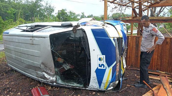 Mobil Ambulans Partai NasDem Kecelakaan dengan Motor Pelajar di Muratara, Terbalik dan Ringsek