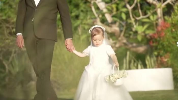 PUTRI JENNIFER COPPEN- Momen Kamari Wassink menjadi flower girl dan memberi pesan manis untuk Justin Hubner di hari pernikahannya.