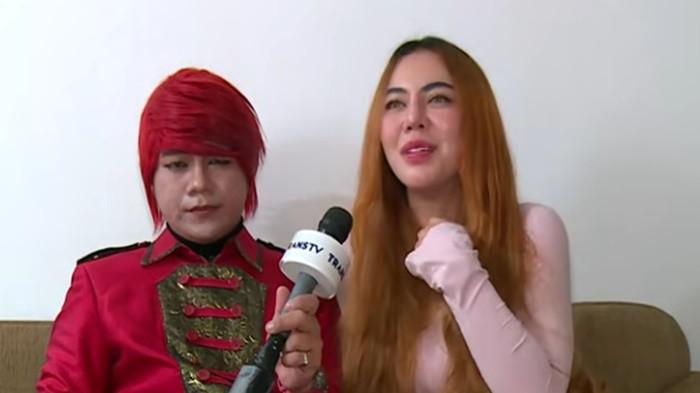 PESULAP MERAH DAN RATU - Momen Ratu Rizky Nabila dan Pesulap Merah saat diwawancarai mengenai rumah tangganya. Ratu Rizky Nabila mengaku jatuh cinta kepada Pesulap Merah hingga mau menjadi istri kedua.