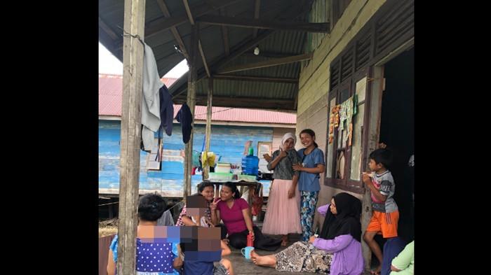 Momen Safitri saat berkumpul bersama tetangga sebelum digugat cerai suami jelang pelantikan