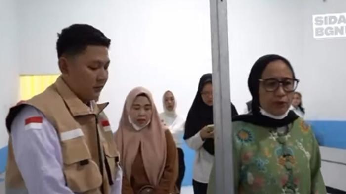 SIDAK DAPUR MBG - Momen Wakil Kepala Badan Gizi Nasional (BGN), Nanik S. Deyang, melakukan sidak dapur MBG di SPPG Belitang Tegal Rejo, OKU Timur, Sumatra Selatan.