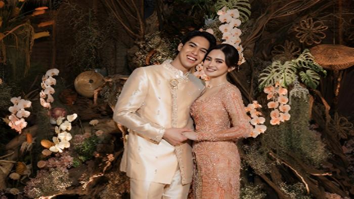 LAMARAN  - Momen lamaran Syifa Hadju dan El Rumi resmi berlangsung dengan penuh kehangatan dihadiri oleh keluarga besar dan sahabat terdekat,  Rabu, (21/1/2026).