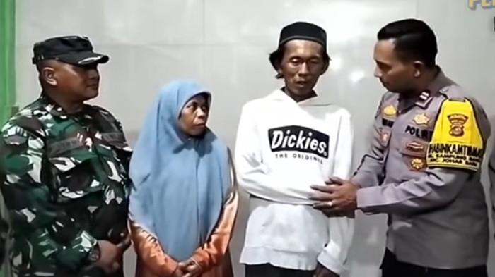SUDERAJAT BERTEMU POLISI-TNI - Momen pertemuan Suderajat pedangan es gabus yang dituduh pakai spons oleh polisi dan TNI di mushala, Bojonggede, Bogor, Selasa (27/1/2026) malam. Kini kasus tersebut berakhir damai.