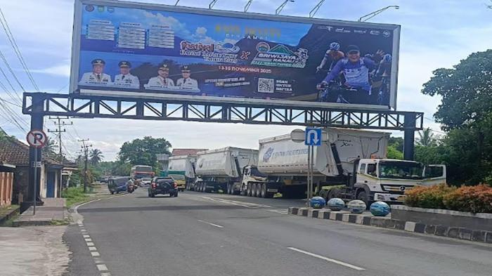 Muatan Terlalu Tinggi, 3 Truk Pengangkut Bak Tambang Tertahan di OKI, Tak Bisa Lewati Papan Reklame
