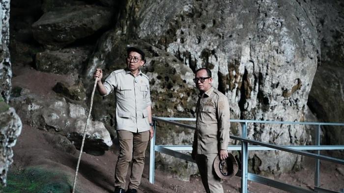 
TINJAU SITUS GUA HARIMAU - Menteri Kebudayaan Republik Indonesia Dr H Fadli Zon S.S.,M.Sc dan rombongan dipandu Bupati OKU H Teddy meilwansyah SSTP MM meninjau Museum Situs Gua Harima, Minggu (19/10/2025).


