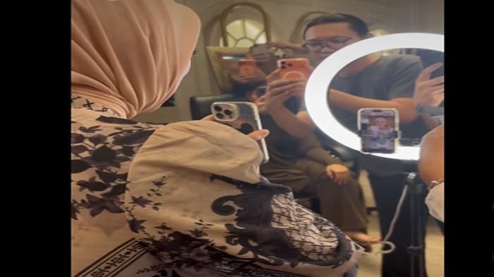 Rezeki Nomplok Ibu Vina Tetangga Viral saat Antar Safitri, Dapat Hadiah Umrah dari Shella Saukia