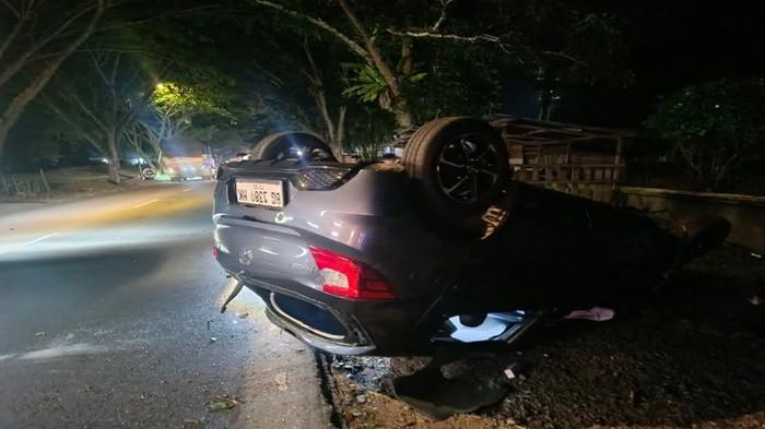 Pengemudi Lalai, Mobil Brio di Lubuklinggau Tabrak 2 Motor Sekaligus Lalu Terbalik