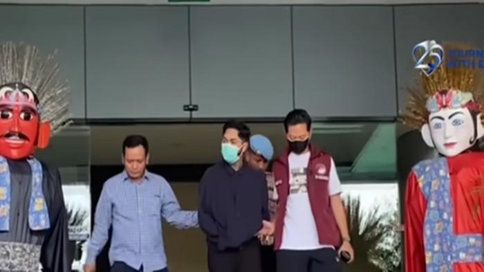 Onad muncul saat menjalani pemeriksaan kesehatan di Polres Metro Jakarta Barat p