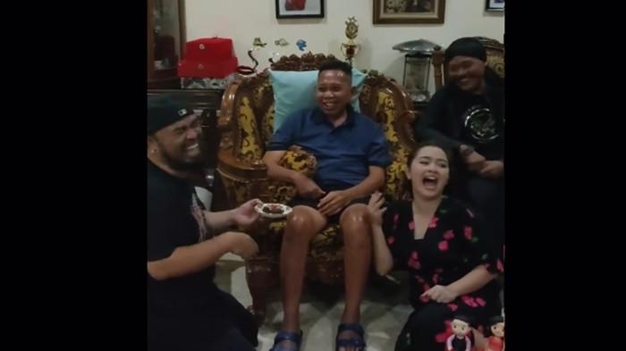 TUKUL ULTAH- Pada Kamis (16/10/2025), Tukul Arwana baru saja merayakan hari ulang tahunnya yang ke-62 tahun, ia tertawa lepas mendapat surprise dari Vega dan Peppy