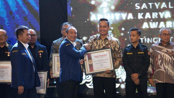 Peduli Karang Taruna, Pj Bupati OKU Raih Penghargaan Satyalancana Dharma Aditya Karya Mahatva Yodha