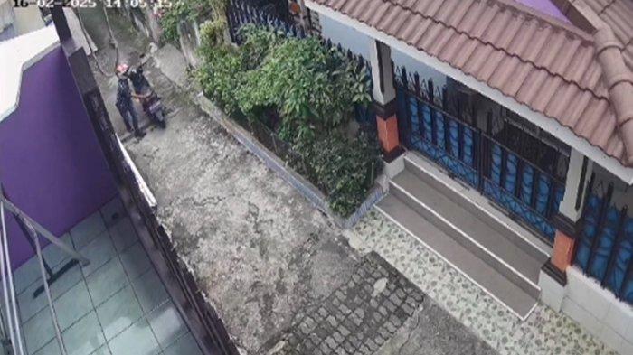 Siang Bolong Motor Warga Kemuning Palembang Digondol Maling, Tampang Pelaku Terekam CCTV