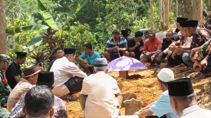 KORBAN PEMBUNUHAN - Pemakaman Arga satu di antara korban selamat dari pembantaian Wawan yang akhirnya menghembuskan nafas terakhir, Rabu (24/9/2025) pagi. Pembantaian 1 keluarga oleh Wawan  di Desa Temon, Kecamatan Arjosari, Kabupaten Pacitan, Jatim bertambah korban tewas.