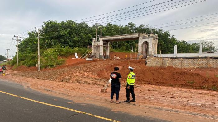Pembangunan Rumah Dinas Bupati Musi Rawas Sebabkan Jalan Licin, Polisi Tegur Penanggungjawab Proyek