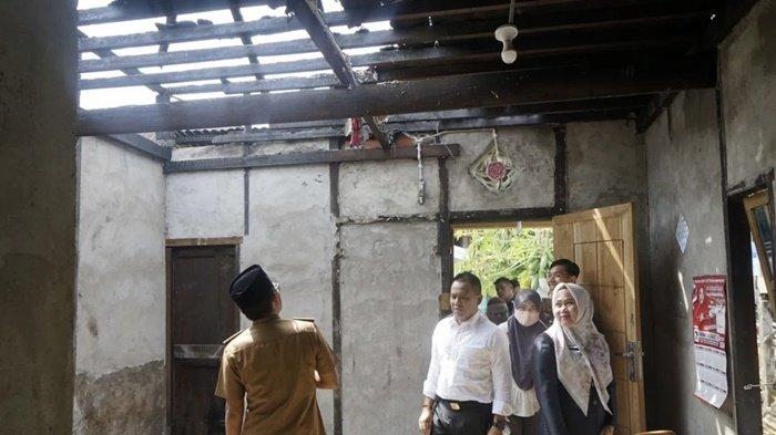 Pemkab Empat Lawang Tinjau dan Salurkan Bantuan Kebakaran Desa Ujung Alih