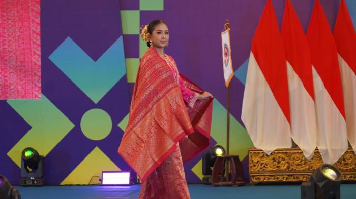 Kain Bidak Galah Napuh Komering Kembali Bersinar di Panggung Wastra Sumsel