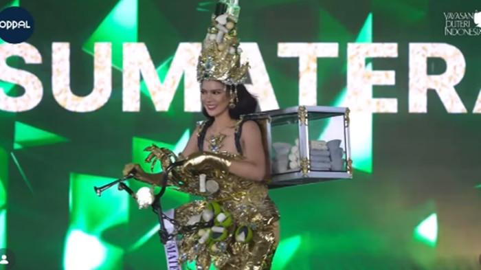 PUTERI SUMSEL- Penampilan Ayu Sulistiani perwakilan dari Sumatera Selatan dinilai 