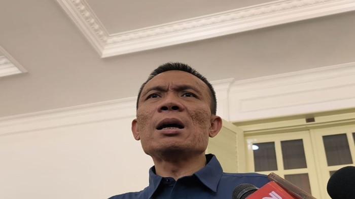 RISMON DILAPORKAN - Peneliti forensik digital sekaligus tersangka kasus tudingan ijazah Presiden ke-7 RI Joko Widodo (Jokowi) palsu, Rismon Sianipar di Istana Wakil Presiden, Jakarta, Jumat (13/3/2026). Ia kini dilaporkan  Wakil Presiden RI ke-10 dan ke-12, Jusuf Kalla (JK) ke Bareskrim Polri, Senin (6/4/2026).