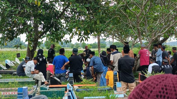 DIMAKAMKAN -- Korban Saat Dimakamkan di TPU Talang Petai Palembang. Pengakuan Suami, Soal Istrinya yang Hamil Muda Tewas di Kamar Hotel Palembang, Syok